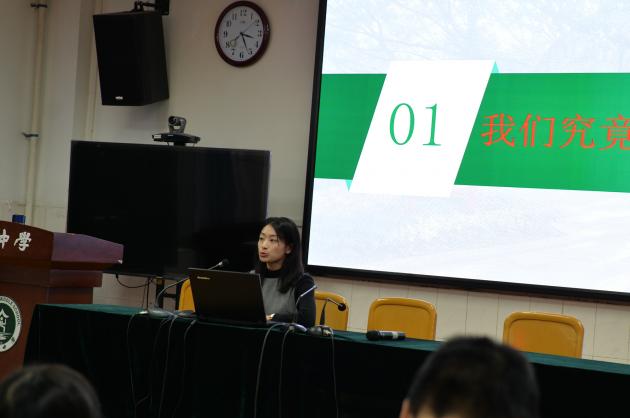 圖片8 雙流中學(xué)物理組青年教師錢慧玲作開題報告