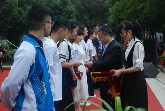 頒發(fā)畢業(yè)證書