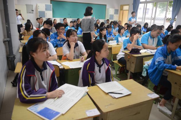 同學(xué)們認(rèn)真聽課