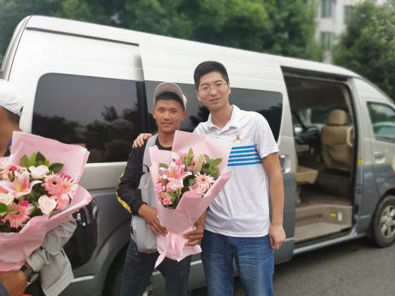 白瑪扎西近照（左 ）