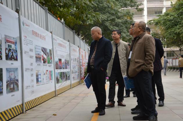 考察團(tuán)成員在學(xué)校展板前駐足觀看