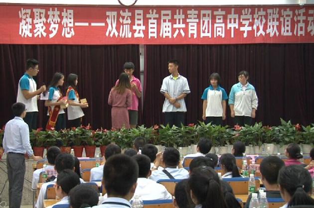 團(tuán)工委書(shū)記為各代表隊(duì)頒獎(jiǎng)