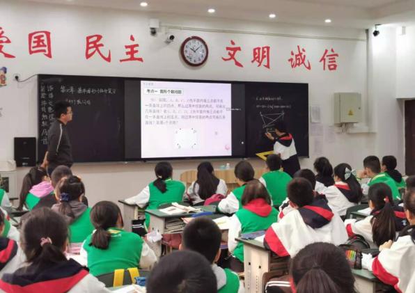 龍勇老師進行《基本平面圖形的消解和復(fù)習》教學