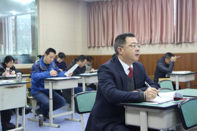 龍校長認(rèn)真聽課