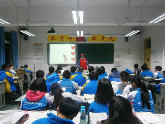 志愿者給同學們講無償獻血