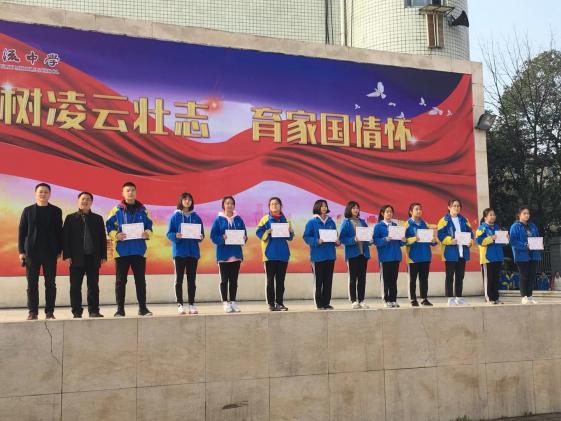 龍校長、徐校長和競賽一等獎獲得者合影留念