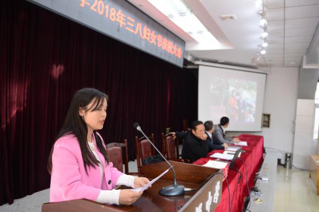 教師代表賀學(xué)玉老師發(fā)言