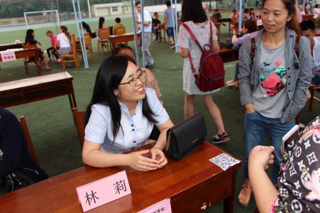 林莉老師與家長(zhǎng)深入交流