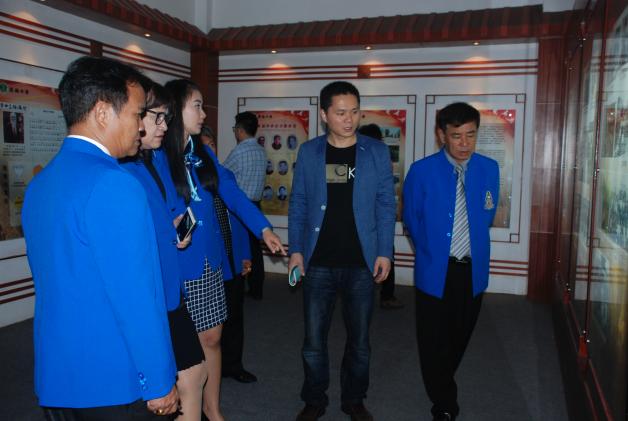 參觀校史陳列室