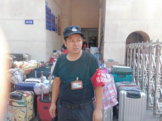 保安叔叔為大家守護(hù)行李