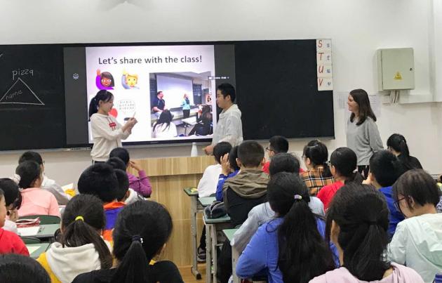 Amanda老師組織同學(xué)介紹自己的同桌