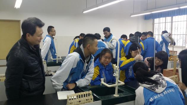 黃鐘副校長(zhǎng)深入課堂