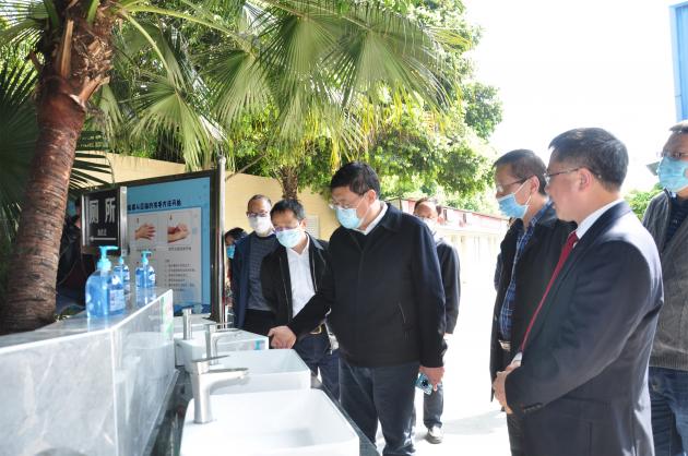 崔廳長了解開學(xué)工作準備情況