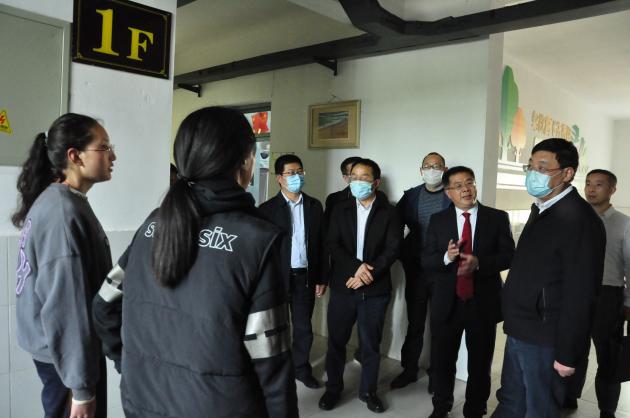 四川省教育廳副廳長崔昌宏與西藏散插生交流