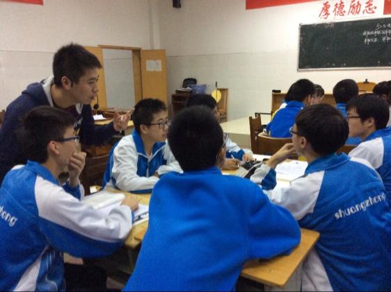 郭濤老師指導(dǎo)學(xué)生實(shí)驗