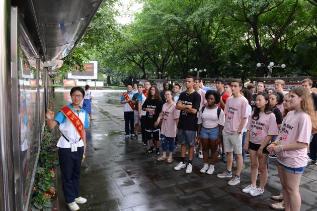 雙中學(xué)生代表游羽晗為美國(guó)學(xué)生介紹校園文化