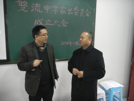 熊校長與家長交流學(xué)校發(fā)展大計