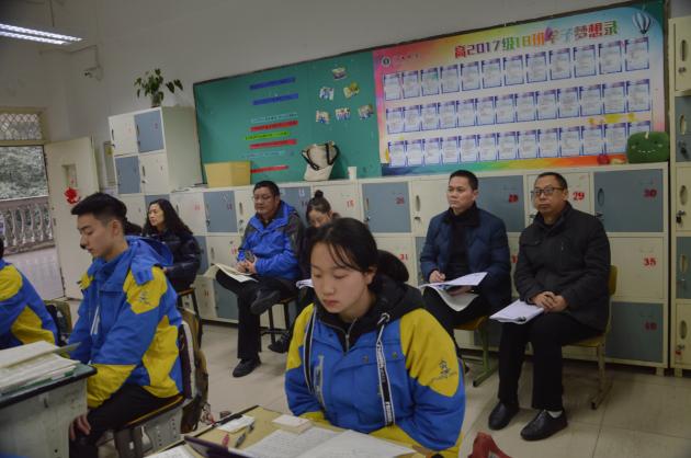 教研員督導(dǎo)聽(tīng)課