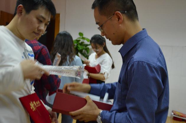 杜校長為選手頒發(fā)證書