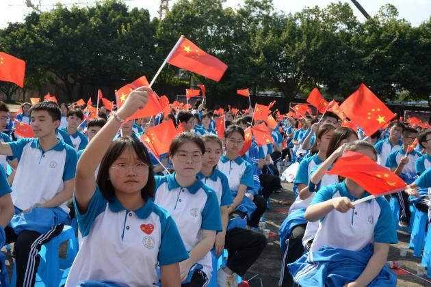 臺(tái)下的同學(xué)一起歡呼