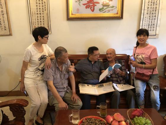 圖片5：陳老先生給龍校長(zhǎng)介紹自己的書法集