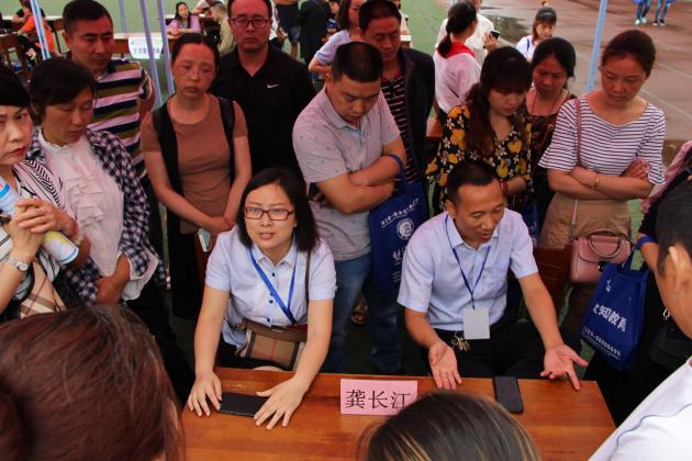 何琴老師、龔長(zhǎng)江老師與家長(zhǎng)深入交流