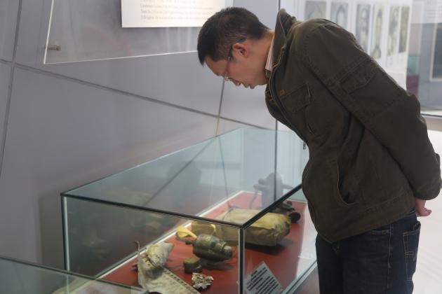 黨員觀看飛虎隊(duì)紀(jì)念品