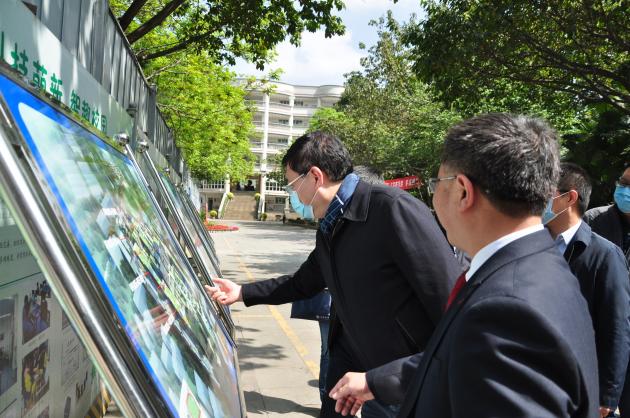 四川省教育廳副廳長崔昌宏了解學(xué)校建設(shè)