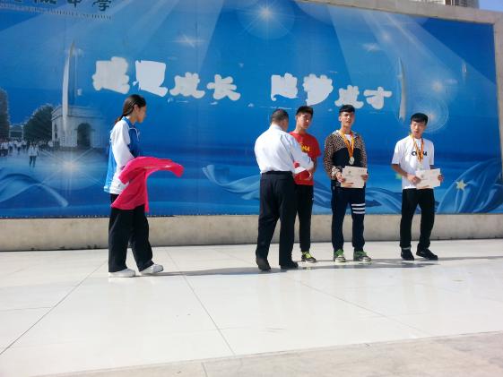 熊偉校長為田徑健兒們頒獎