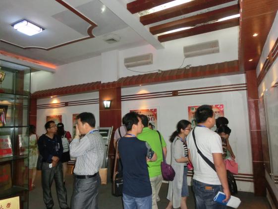 參觀校史陳列室