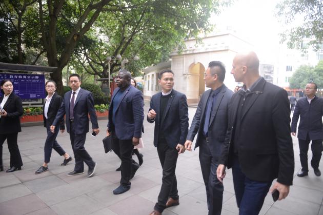 費(fèi)隆.格雷一行在徐天福副校長(zhǎng)的陪同下步入雙中校園