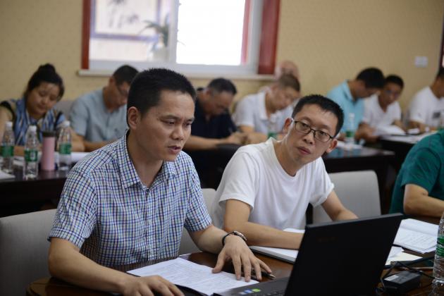 雙流中學(xué)徐天福副校長(zhǎng)作交流報(bào)告