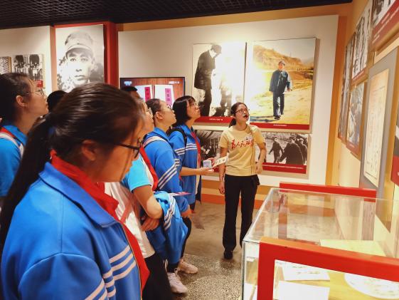 同學(xué)們認(rèn)真聽導(dǎo)游講解