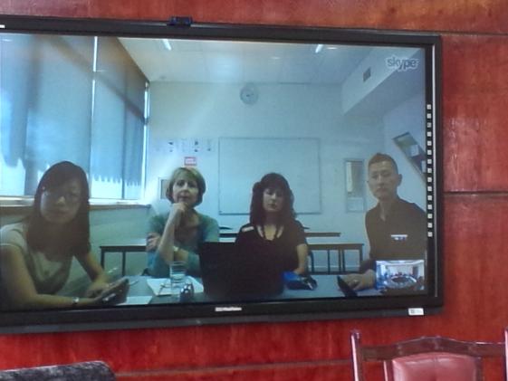 奧本中學(xué)校領(lǐng)導(dǎo)專注聆聽