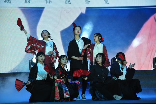 “帥氣”的扇子舞