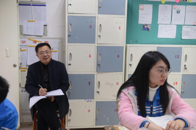 龍校長進(jìn)班聽課