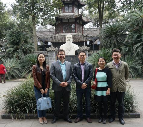 鐘樓前合影留念