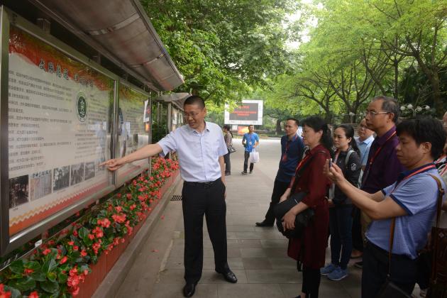 向書記介紹學(xué)校情況