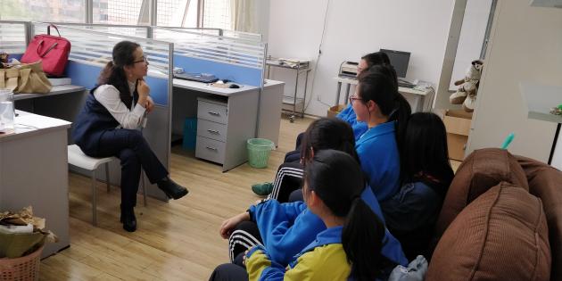 陳老師與學(xué)生座談