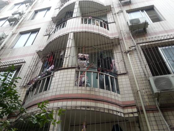 高三女生公寓陽臺(tái)鐵質(zhì)護(hù)欄銹壞