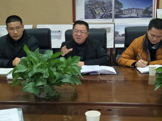 龍校長(zhǎng)匯報(bào)工作