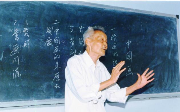 鄧奐彰老畫家向雙中學(xué)生講授中國書法