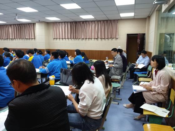 聽(tīng)課老師們用心記錄