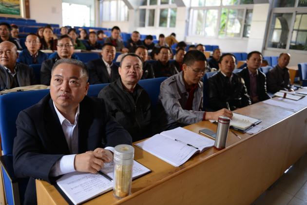 仔細聆聽，認真筆記