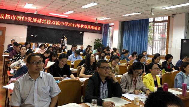 參會(huì)師生濟(jì)濟(jì)一堂，專(zhuān)注課堂，認(rèn)真學(xué)習(xí)