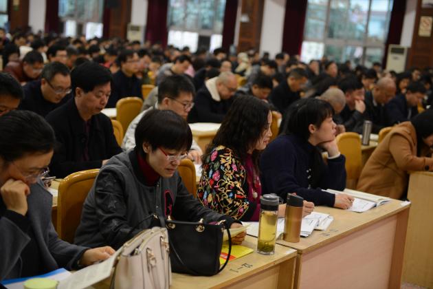 認(rèn)真聆聽的教師