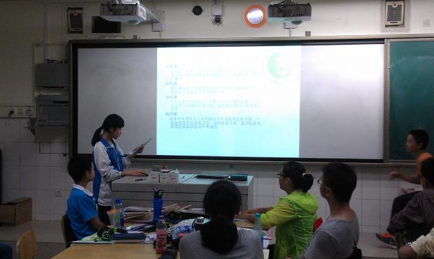 學(xué)生會(huì)成員認(rèn)真宣講