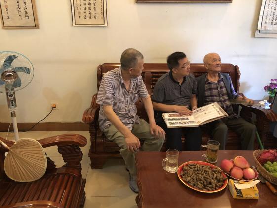 圖片3：翻看雙中紀(jì)念冊(cè)