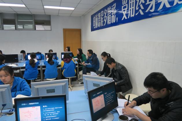 備課組老師聽課并記錄