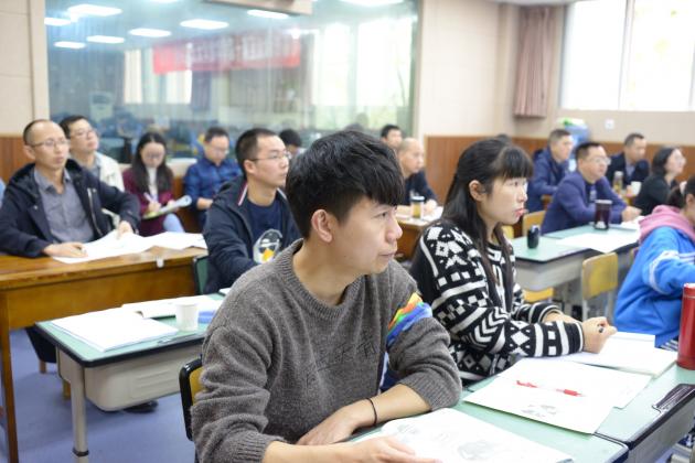 專心聽課的老師2